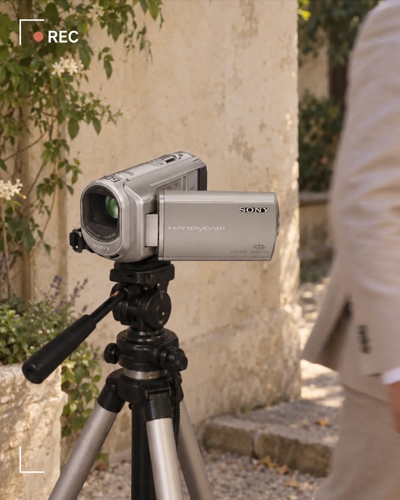 Caméscope Sony Handycam sur trépied filmant un invité pour le livre d'or vidéo mariage