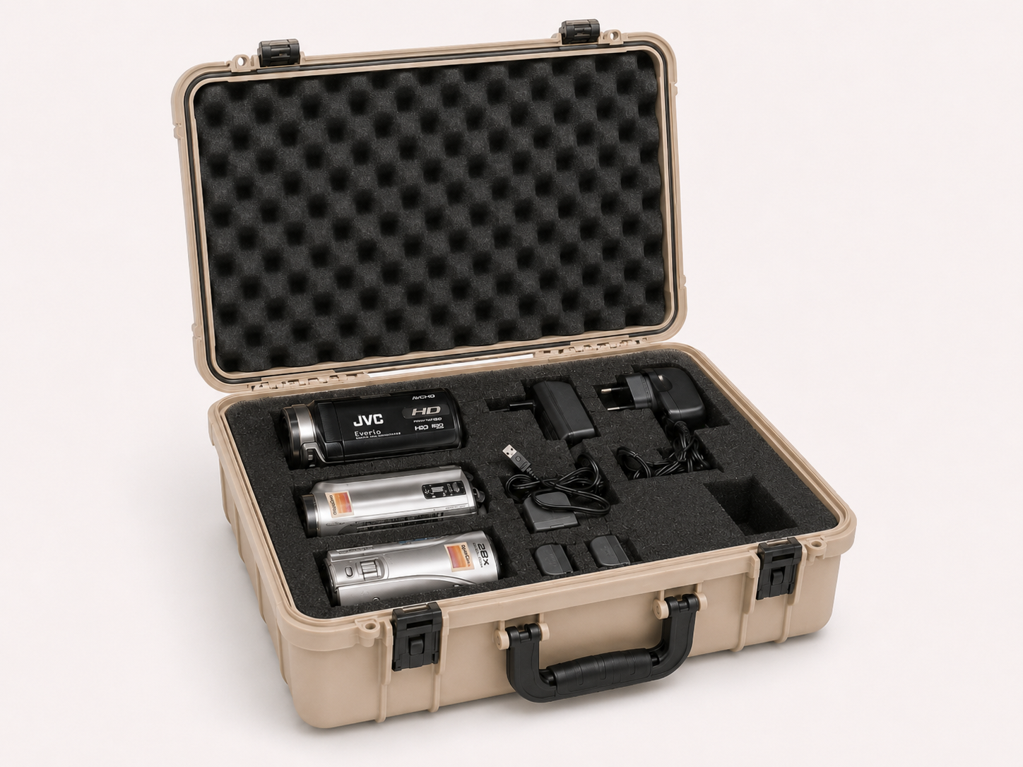 Mallette CopainBox Event ouverte avec caméscopes vintage, batteries et accessoires