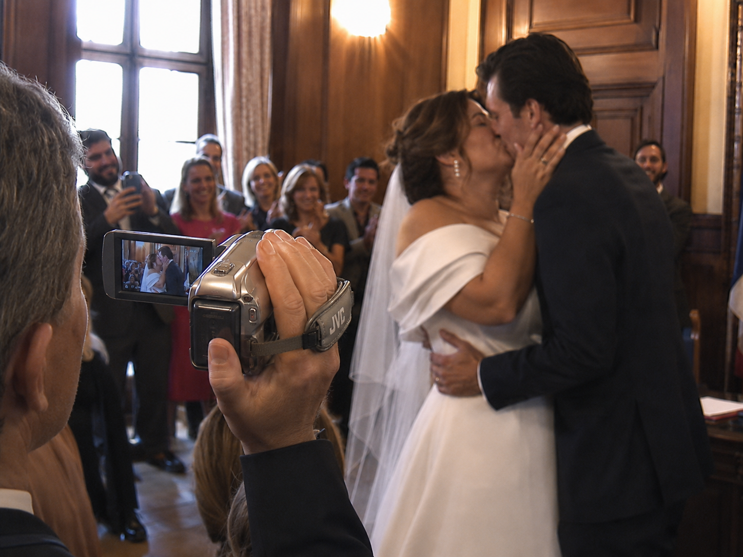 invité filmant les mariés avec un caméscope vintage lors d'un mariage